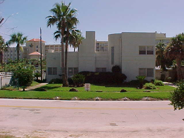 Daytona Beach, FL: art deco residence located one block from beach