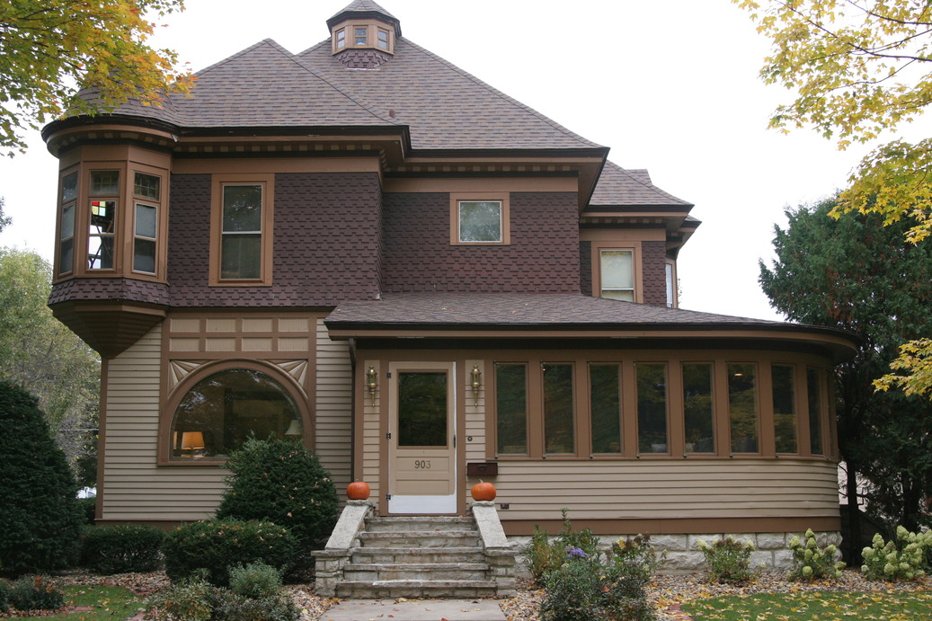 Osage, IA: Fine old home on Oak Street