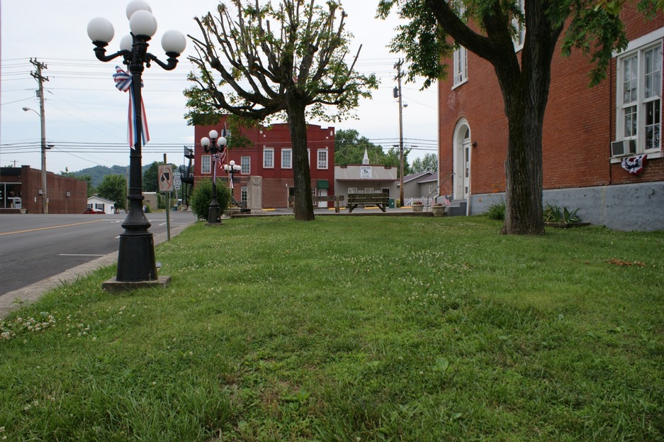 Celina, TN: Court House with grounds