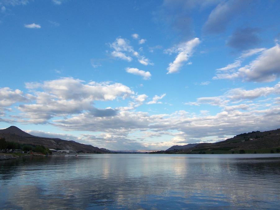 Pateros, WA: Looking out over Lake Pateros