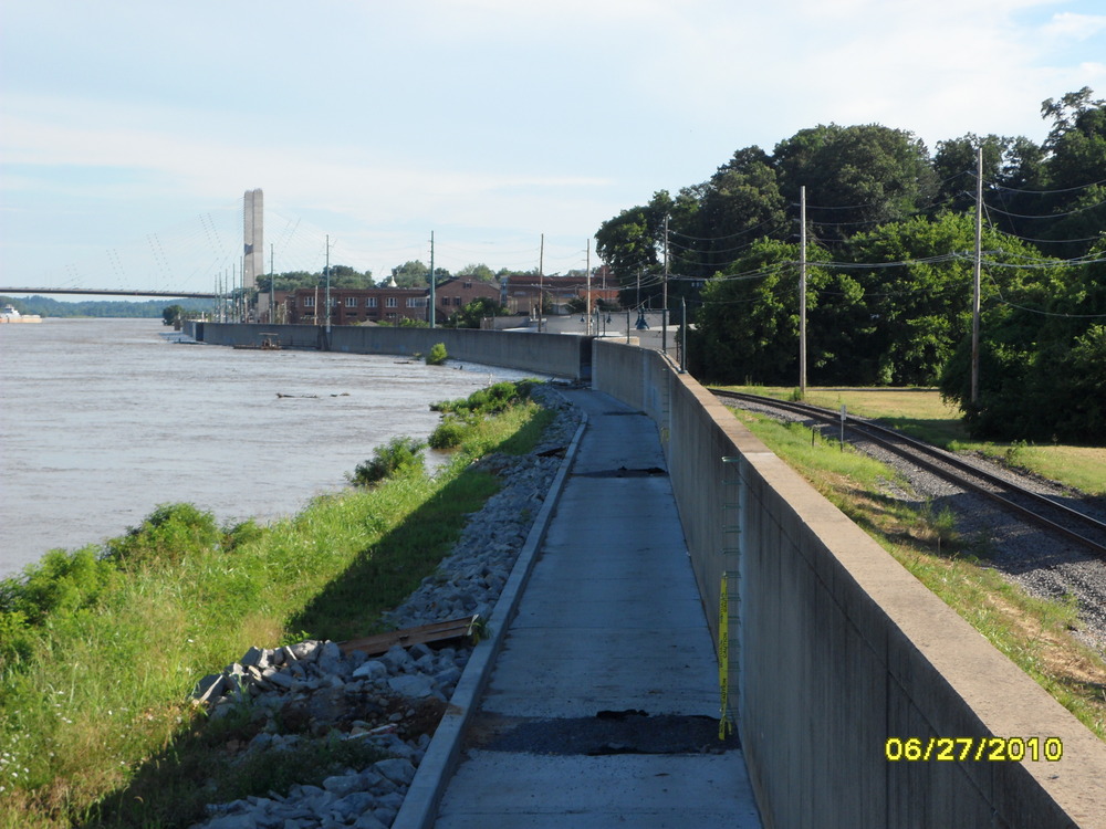 Cape Girardeau, MO: Mississippi river wall when at flood stage