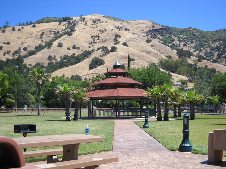 Nice, CA: Small Park, (next to the Shell station) with tables, BBQ's and a gazebo