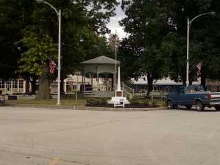 Sarcoxie, MO: Bandstand, town center