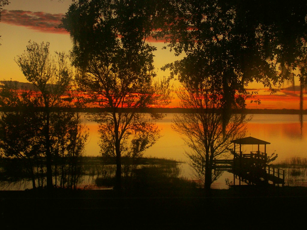 Auburndale, FL: winter sunset on lake ariana
