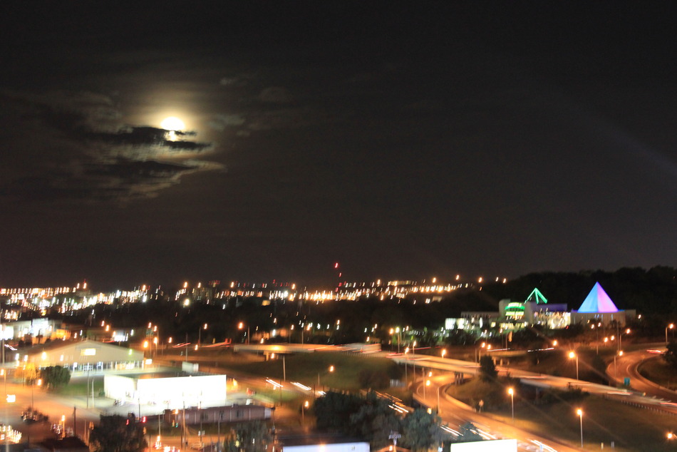Nashville-Davidson, TN: Moon over the Cumberland Science Museum, Nashville, TN