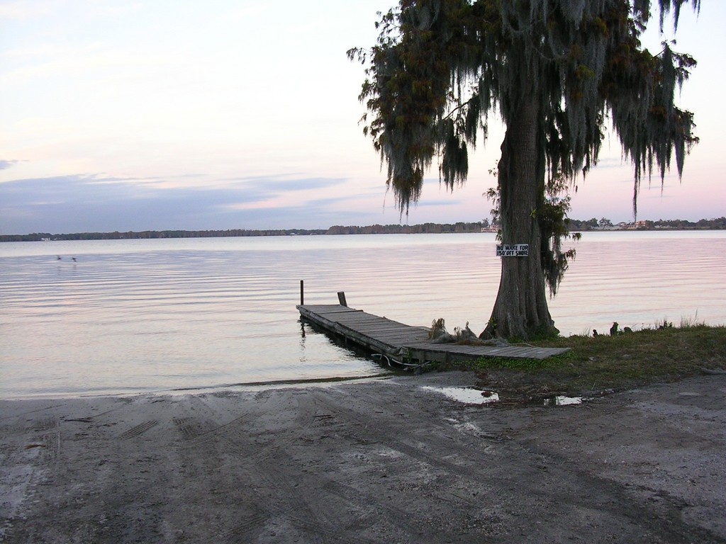 Thonotosassa, FL: Lake Thonotosassa is a center of recreation including fishing and waterskiing