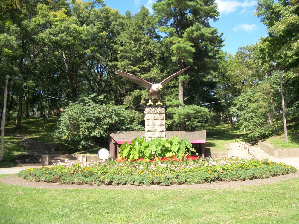 Dubuque, IA: eagle statue at the entrance of eagle point park in dubuque, ia