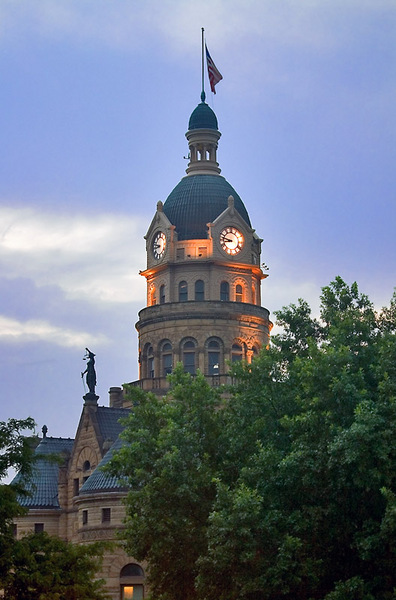 Warren, OH: Warren, OH : County Courthouse at Dusk
