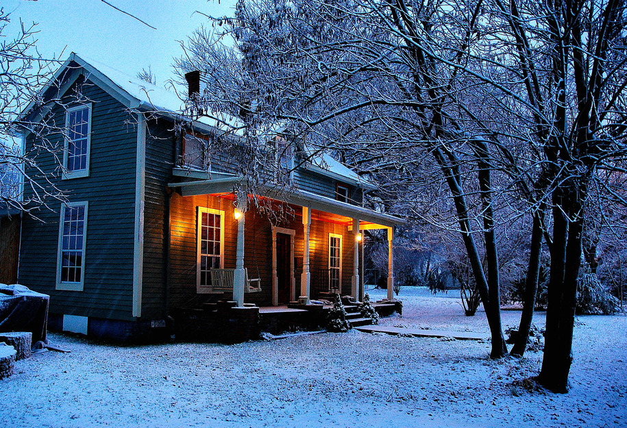 Hohenwald, TN: One of the oldest houses in Hohenwald in the winter snows