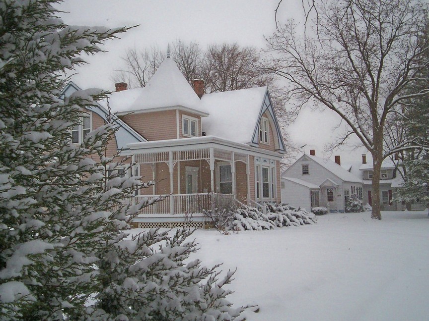 Red Bud, IL: Red Bud, IL, Main Street House Dec 2005.