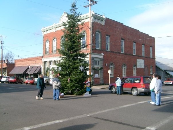 Oakland, OR: historic Oakland Oregon placing the Christmas tree in the street Locust