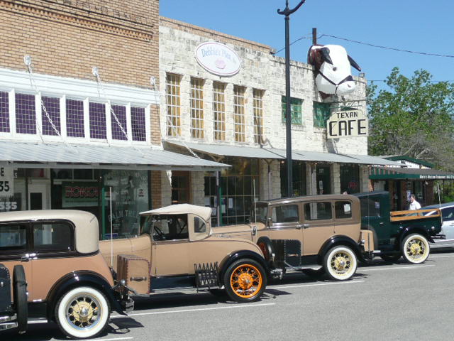 Hutto, TX: The TEXAN CAFE & Pie Shop - during a lunch stop over by the Model A Club