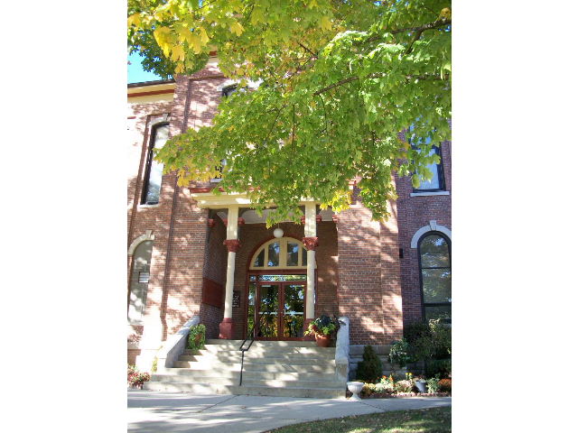 Greenville, IL: The Bond County courthouse is in the center of the square