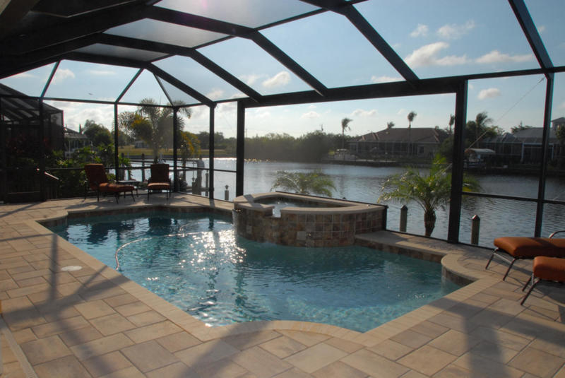 Cape Coral, FL: Pool and Lanai canal view