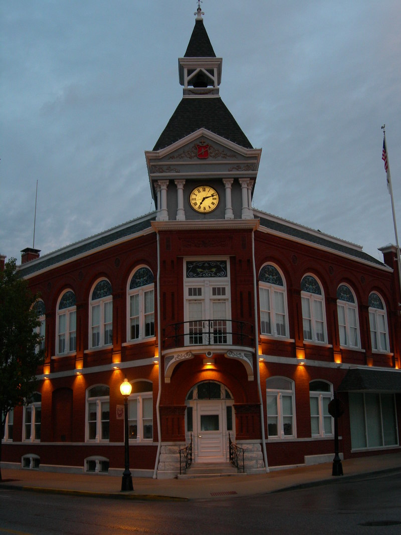 Red Bud, IL: City Hall at dusk - September 2007