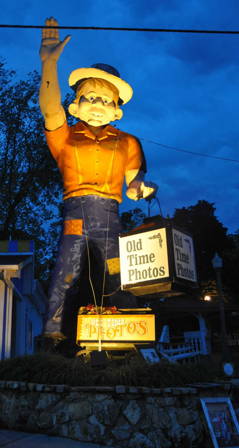 Lake Ozark, MO: "Alfred E Newman" muffler man at Dogpath on historic Bagnall Dam Strip - Lake of the Ozarks, MO 2010