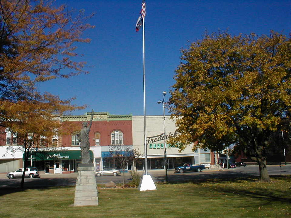 Grundy Center, IA: Grund Center, Iowa From courthouse looking North on G Ave (Main Street)