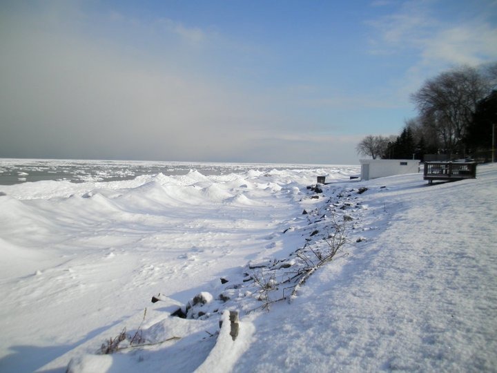 Somerset, NY: Beautiful sunny winter shoreline