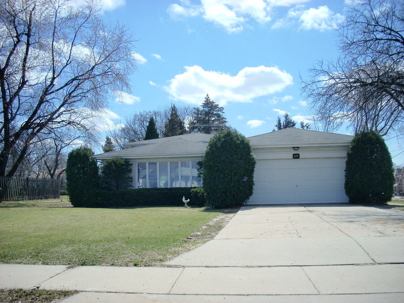 Elk Grove Village, IL: Beautiful Branigars split level home just listed for $330,000! Call (847)605-8455