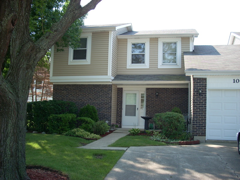 Hoffman Estates, IL: Popular Colony Lake townhomes in Illinois Call Sharon Harding 847-605-8455
