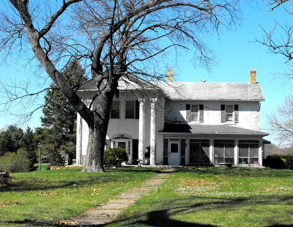 Watseka, IL: Old Home East Side of City