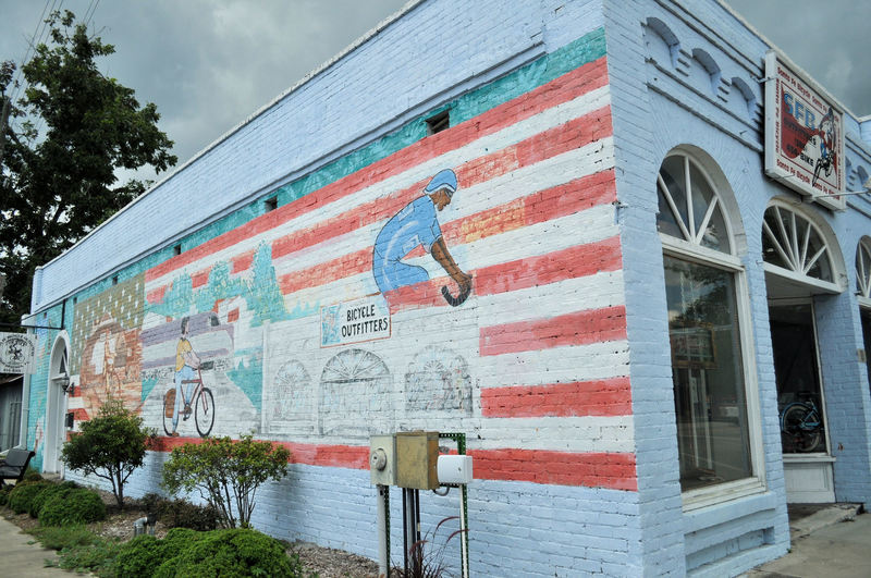 High Springs, FL: Mural on side of Bicycle outfitters shop