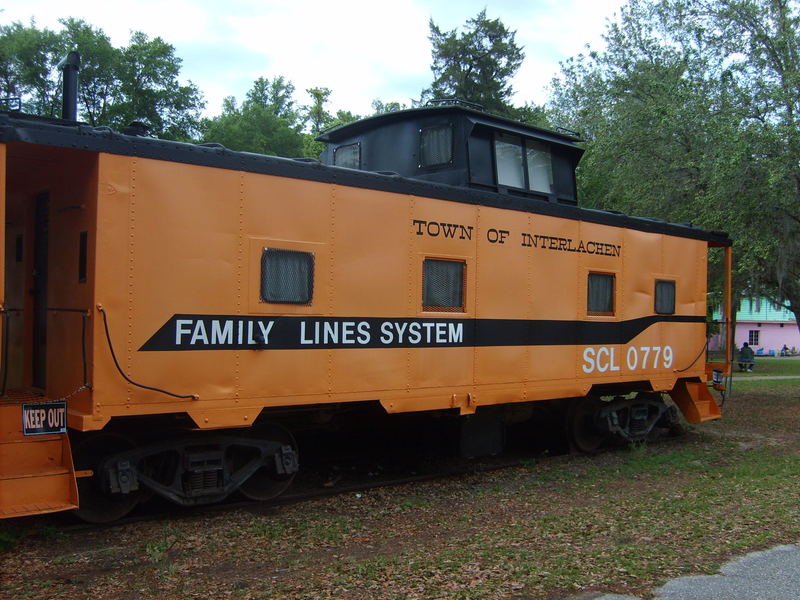Interlachen, FL: Many years ago, the train used to bring visitors from the cold northern states....Downtown Interlachen park.