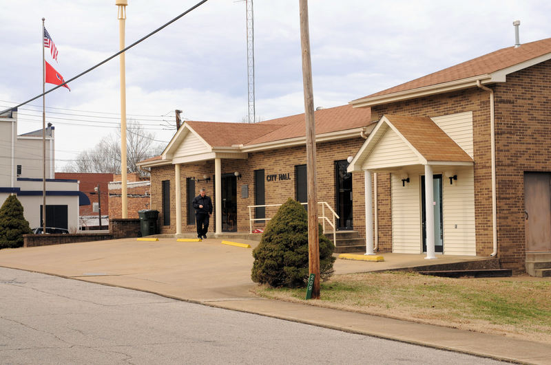 Bruceton, TN: Bruceton City Hall & Police Dept.