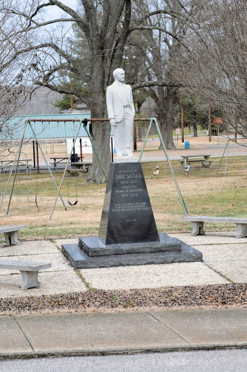 Bruceton, TN: Memorial to Mayor Sam Siegel