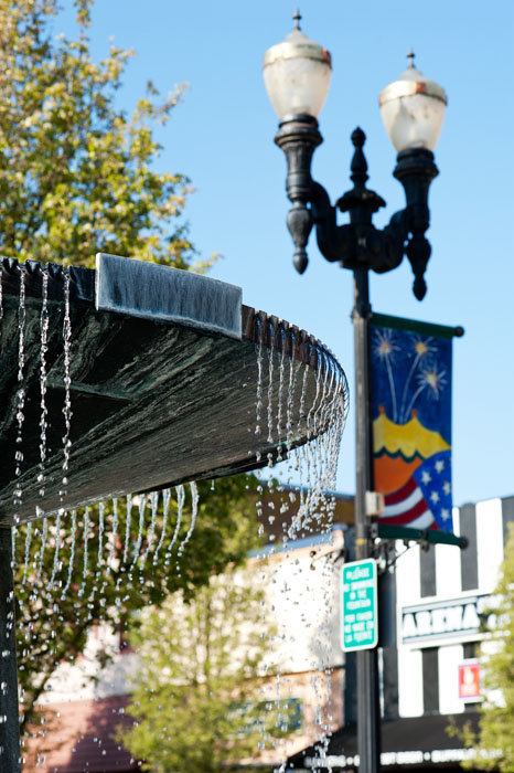 Independence, OR: fountain, signs