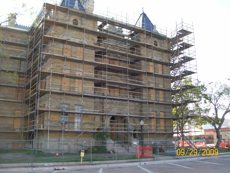 Hallettsville, TX: This is the picture of the courthouse when it was being redone in Hallettsville, Texas This was taken during the day.