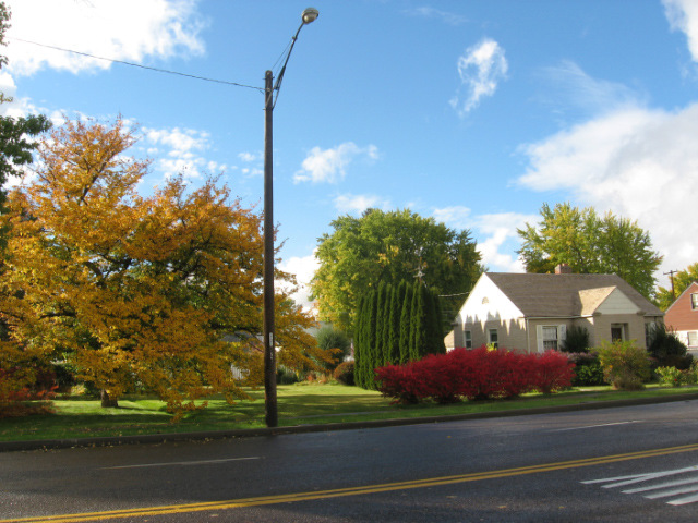 Gooding, ID: Fall colors on Main Street residence