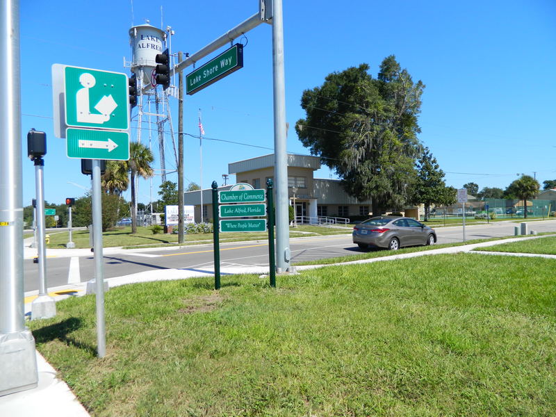 Lake Alfred, FL: corner of Pomelo St. City Hall in background