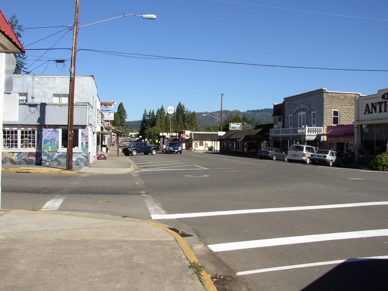 Canyonville, OR: Another look down Main Street - August 2009