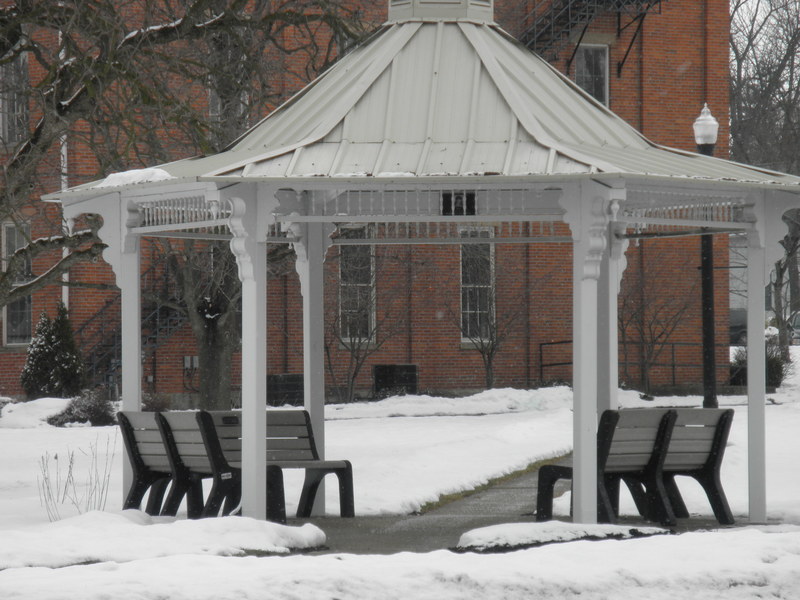 Sunbury, OH: the empty town square