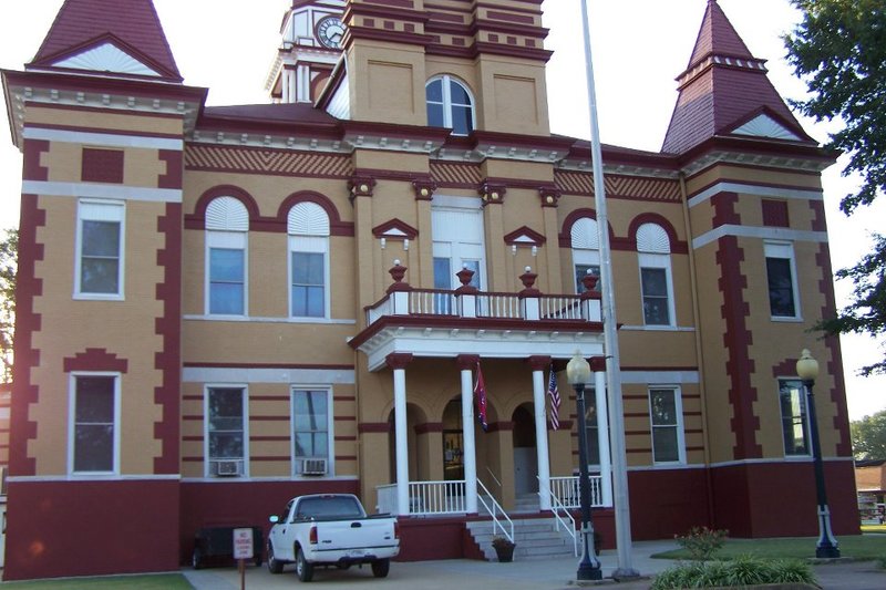 Trenton, TN: Another view of the prettiest court house in Tenessee!