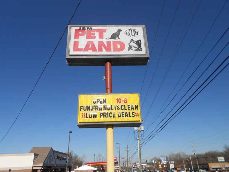 Clarksville, TN: On Ft Campbell Blvd The Friendliest Pet Shop inn Town!