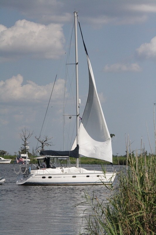 Madisonville, LA: Abeautiful sail boat,just passin by. I really loved this place. It was so peaceful and beautiful.