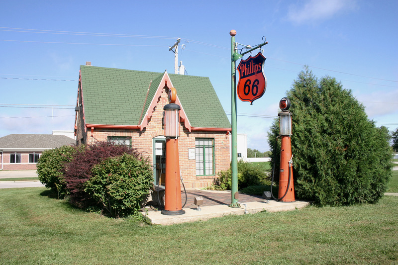 Creston, IA: Old Phillips 66 station visitor's center