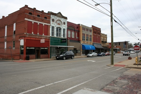 Morganfield, KY: The buildings/businesses on Main St/Hwy 56...across from the Courthouse.