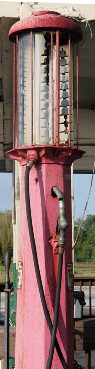 Yeehaw Junction, FL: The old gas pump at the Desert Inn
