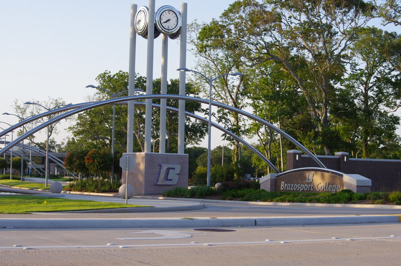Lake Jackson, TX: Brazosport College front entrance