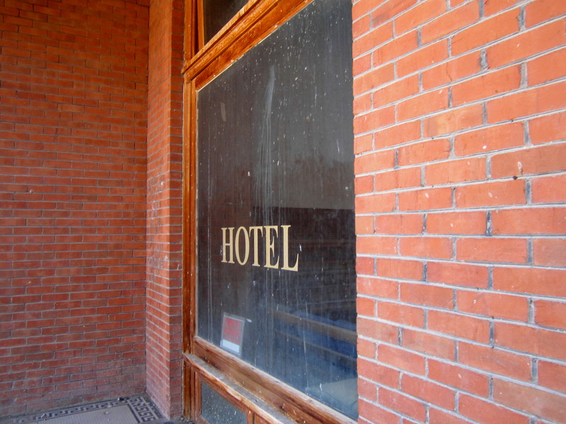 Goldfield, NV: Ghost looking out Hotel Goldfield Window