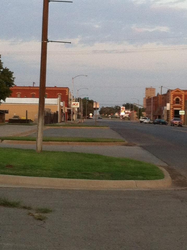 Thomas, OK: Thomas, Ok town view from one side on the Main Street to the other side!