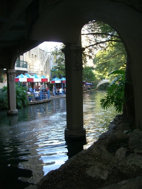 San Antonio, TX: Watching the boats on the Riverwalk, San Antonio, TX