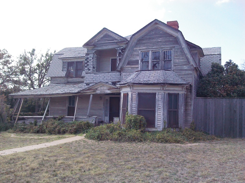 Goldthwaite, TX spooky house in middle of town photo, picture, image