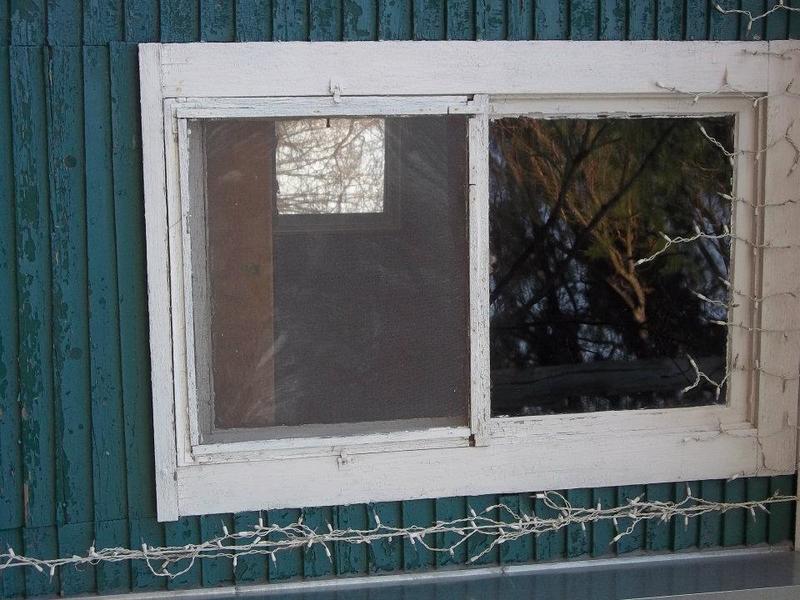 Roscommon, MI: A side window of the Roscommon Terney/Townsend House