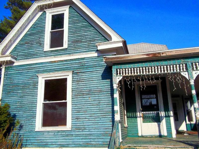 Roscommon, MI: A more colorful view of the front of the Roscommon Terney/Towned House