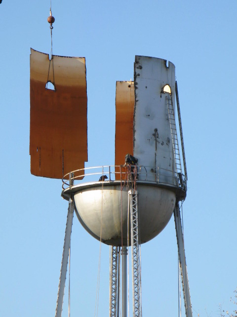 Rich Hill, MO: Dismantling of the historic "firecracker"-shaped water tower.