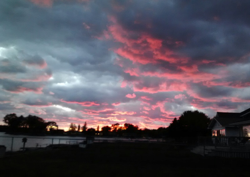 Norton Shores, MI: Evening skies over Mona Lake